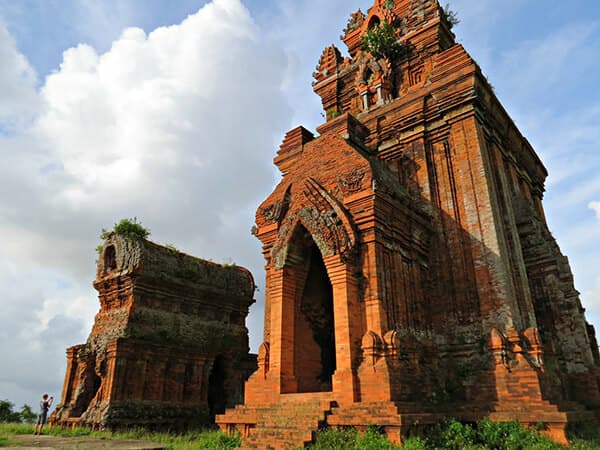 th&aacute;p b&aacute;nh &iacute;t địa điểm du lịch quy nhơn