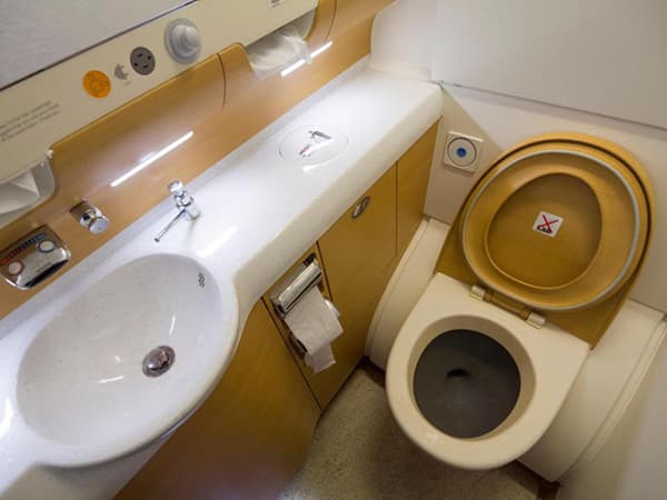 di-toilet-tren-may-bay